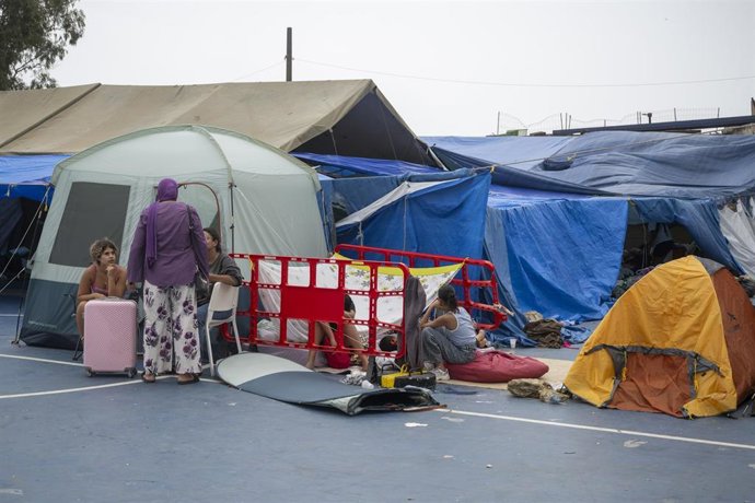 Mujeres migrantes en el polideportivo del barrio de El Príncipe, a 4 de septiembre de 2026, en Ceuta (España). Decenas de menores y mujeres viven en este campamento improvisado en las instalaciones deportivas municipales, supervisado por vecinos.