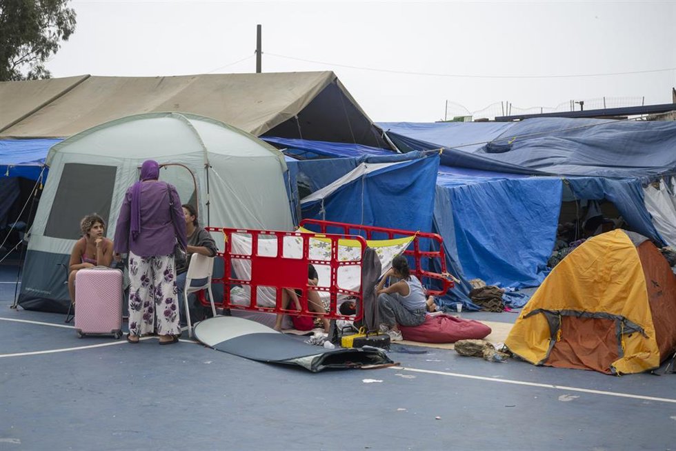 Mujeres migrantes en el polideportivo del barrio de El Príncipe, a 4 de septiembre de 2026, en Ceuta (España). Decenas de menores y mujeres viven en este campamento improvisado en las instalaciones deportivas municipales, supervisado por vecinos.