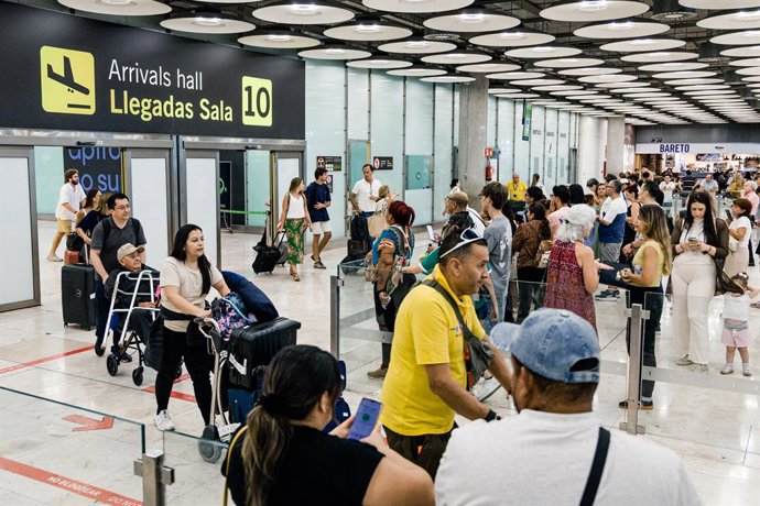 Desenes de persones transiten per la T4 de l'Aeroport Adolfo Suárez Madrid-Barajas, a 30 d'agost de 2026, a Madrid (Espanya).