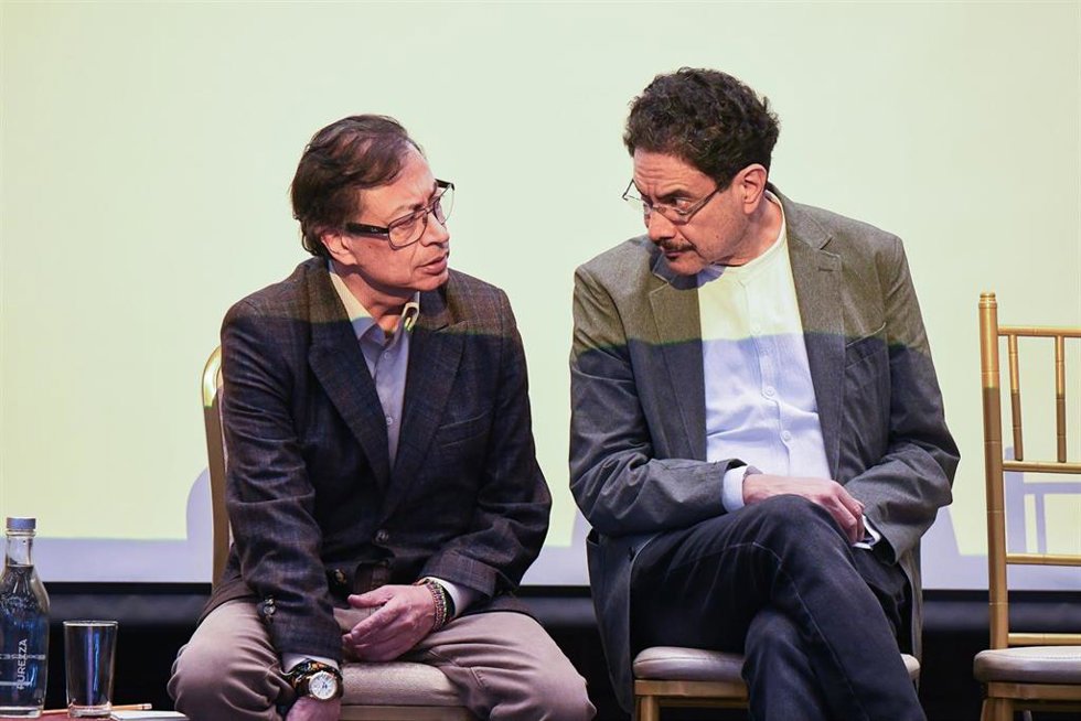 El expresidente de Colombia Gustavo Petro junto al senador Ivan Cepeda durante un acto en Bogotá. 