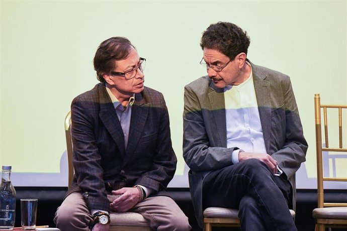 El expresidente de Colombia Gustavo Petro junto al senador Ivan Cepeda durante un acto en Bogotá. 