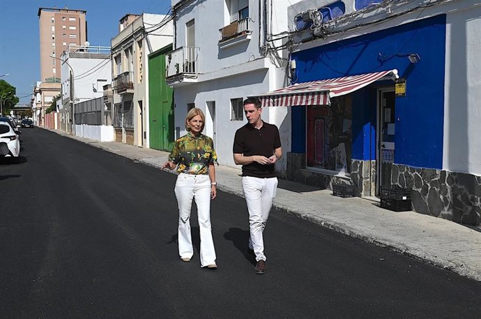 La alcaldesa de Jerez, María José García-Pelayo, y el teniente de alcaldesa de Coordinación de Servicios Públicos, Jaime Espinar, en una visita a las obras de reasfaltado en la calle Jorge Bocuze de la barriada de El Pelirón.
