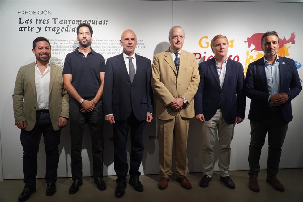 Autoridades asistentes a la inauguración del Espacio Casa Alba de la Fundación Caja Badajoz, a 4 de septiembre de 2026.