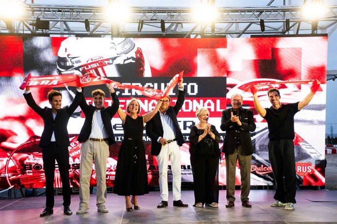MOmento del corte de la cinta por parte de la presidencia del circuito.