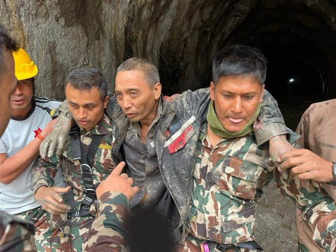 Ciudadano chino rescatado tras la riada en Nepal