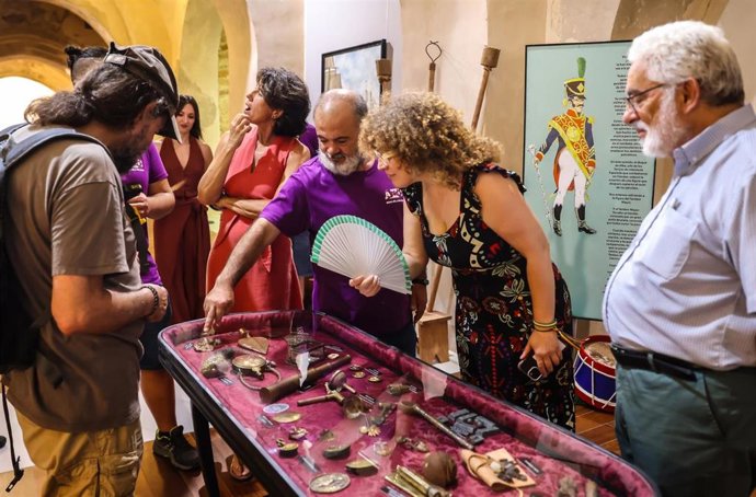 Inauguración de la exposición sobre las defensas de Vargas Machuca, a la que ha acudido la concejala de Cultura, Pepa Pacheco