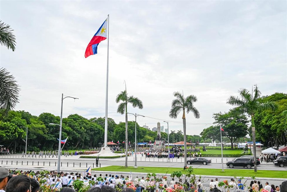 Archivo - Bandera de Filipinas en Quezon (archivo)