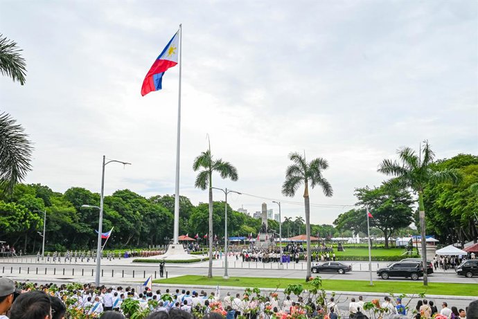 Archivo - June 12, 2025, Quezon City, Quezon, Philippines: Hundreds of Filipinos attend the flag ceremony on Independence Day.
