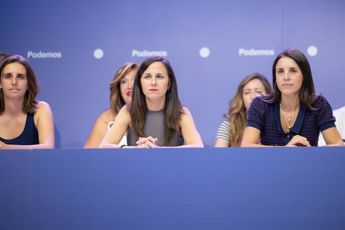 (I-D) La dirigente 'morada' Lucía Miriam Muñoz Dalda, la secretaria general de Podemos, Ione Belarra; la secretaria política de Podemos, Irene Montero, durante el Consejo Ciudadanode Podemos, a 5 de septiembre de 2026, en Madrid (España).