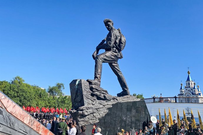 RÚSSIA, KHABAROVSK – 4 DE SETEMBRO DE 2026: O monumento que comemora a vitória soviética sobre o Japão militarista e o fim da Segunda Guerra Mundial, às margens do rio Amur. O monumento representa soldados do Extremo Oriente protegendo sua pátria e libert