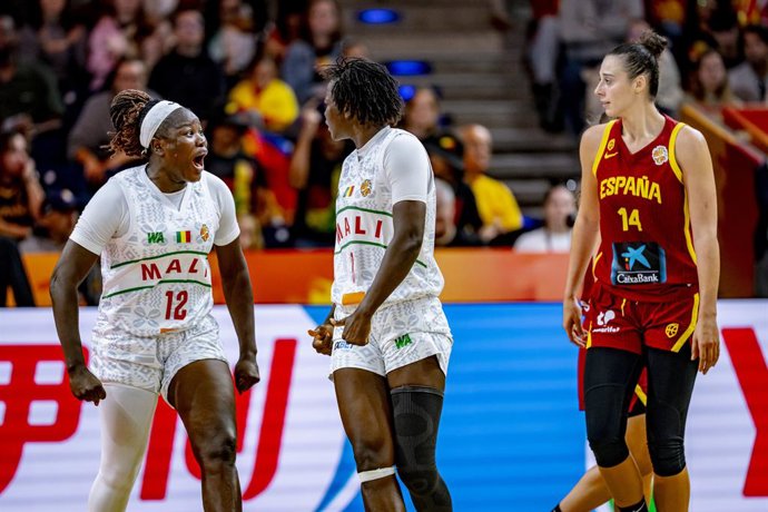 Raquel Carrera (dcha.), durante un partido de la Copa Mundial de la FIBA 2026.
