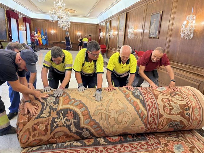 Retirada de la alfombra del Salón de Recepciones del Ayuntamiento de Avilés.