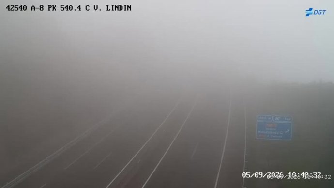 Banco de niebla registrado esta mañana en la A-8, que permanece cortada por este motivo entre los kilómetros 535 y 552.