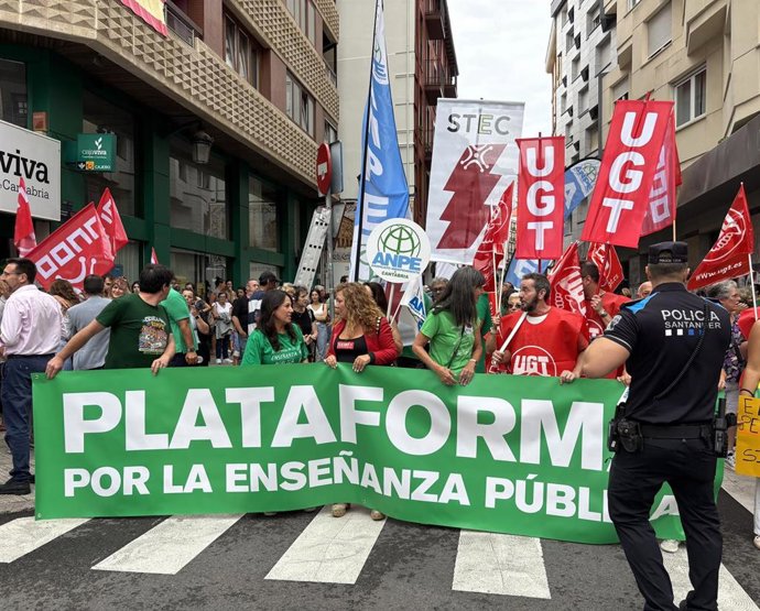 La Plataforma por la Enseñanza Pública se manifiesta en Santander.