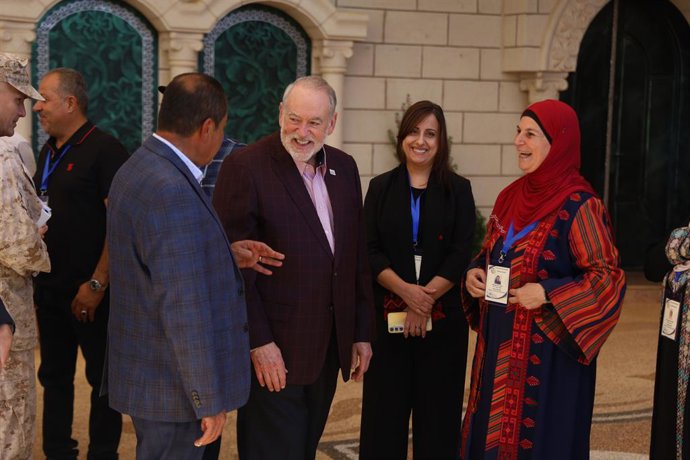5 de setembro de 2026, Ramallah, Palestina, Local: TURMUS AYYA, RAMALLAH, PALESTINA – 5 DE SETEMBRO DE 2026: O embaixador dos EUA em Israel, Mike Huckabee, encontra-se com moradores palestinos durante uma visita à cidade de Turmus Ayya, na Cisjordânia ocu