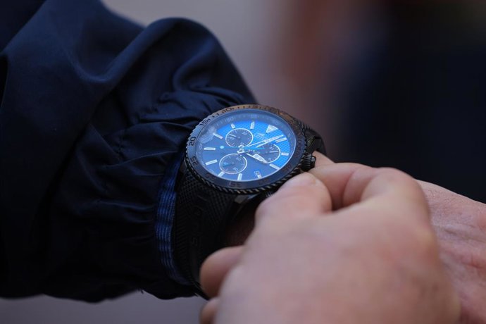 Santiago, 4 de Septiembre del 2026.  este sábado 5 de septiembre de 2026 a las 23:59 horas, los relojes en Chile continental deben adelantarse 60 minutos para pasar a las 01:00 horas del domingo 6 de septiembre, dando inicio al horario de verano.  Luis