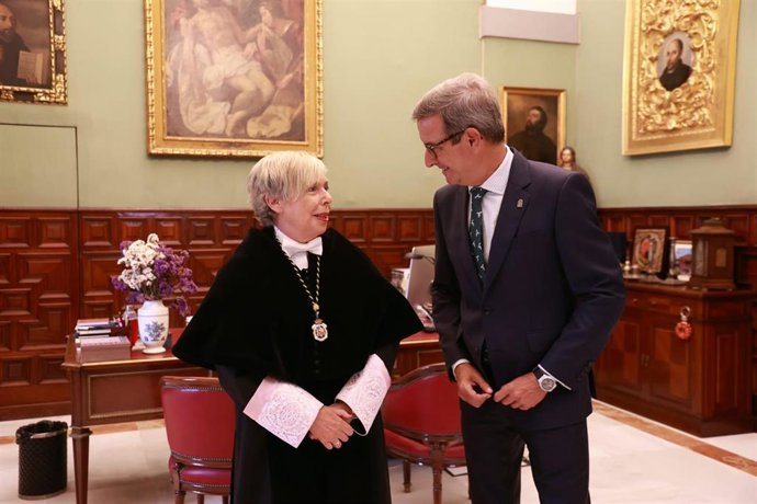 La rectora de la Universidad de Sevilla (US), Carmen Vargas, y el consejero de Universidad, Jorge Paradela, en el despacho de la rectora antes del inicio del acto de apertura oficial del curso 2026/2027.