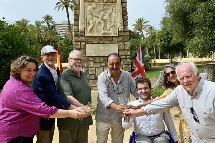 El delegado de Cultura, Francisco Zurita, y la delegada de Urbanismo, Belén de la Cuadra, del Ayuntemiento de Jerez (Cádiz) han participado en el acto homenaje a Williams Shakespeare en el parque González Hontoria.