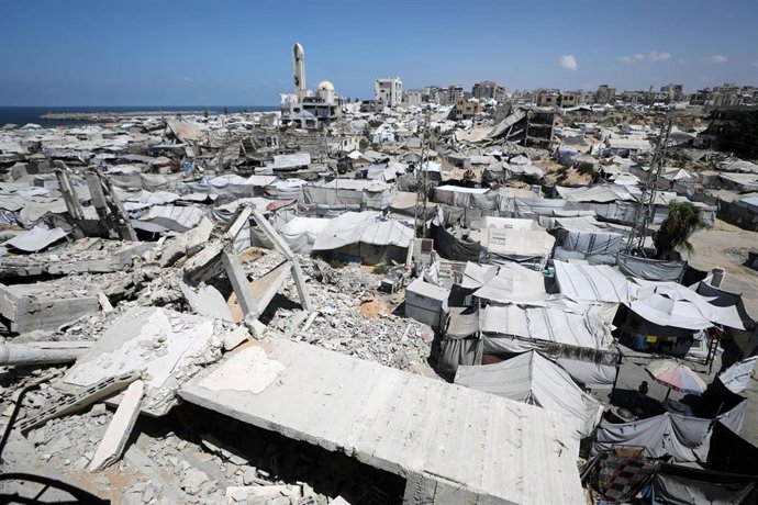 Campamento de tiendas de campaña que da cobijo a palestinos desplazados en medio de la destrucción causada por los ataques israelíes en la ciudad de Gaza, en la Franja de Gaza.