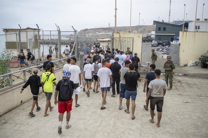 Archivo - Decenas de personas intentando cruzar la frontera, a 31 de julio de 2026, en Ceuta (España).