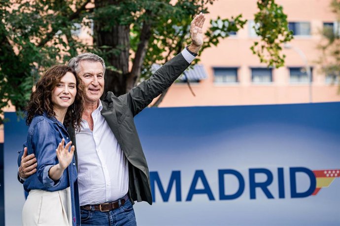 La presidenta de la Comunidad de Madrid, Isabel Díaz Ayuso (i), y el presidente del PP, Alberto Núñez Feijóo (d), durante la inauguración de las Jornadas Parlamentarias del Grupo Popular de la Asamblea de Madrid, en el hotel EXE Getafe, a 5 de septiembre 