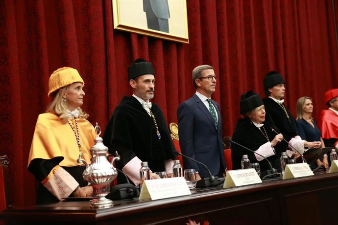 El consejero de Universidad, Jorge Paradela, ha estado en el acto oficial de inicio de curso en la Universidad de Sevilla.