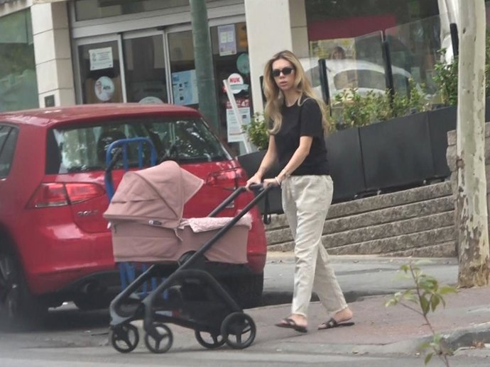 Archivo - Alejandra Rubio paseando por primera vez con su hija Tessa