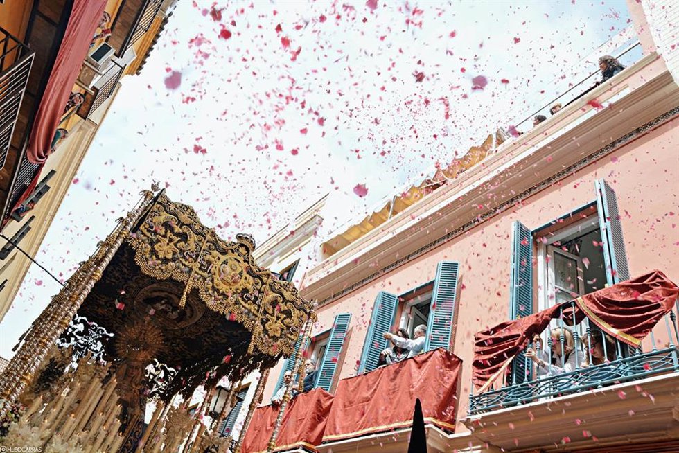 Archivo - La Virgen de las Angustias de Los Gitanos recibe una petalada en las inmediaciones de su templo en la mañana del Viernes Santo, en foto de archivo
