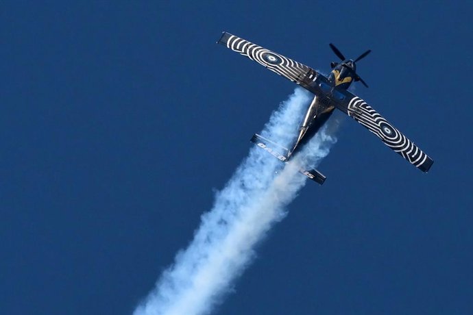 Archivo - TANAGRA, Sept. 7, 2025  -- An aircraft performs during an air show at the Tanagra Air Base, some 70 kilometers north of Athens, Greece, Sept. 6, 2025.   The Athens Flying Week 2025 kicked off here on Saturday.