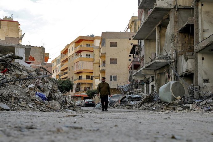 Archivo - Un hombre camina por una calle de Tiro, en Líbano, tras un ataque ejecutado por el Ejército de Israel (archivo)