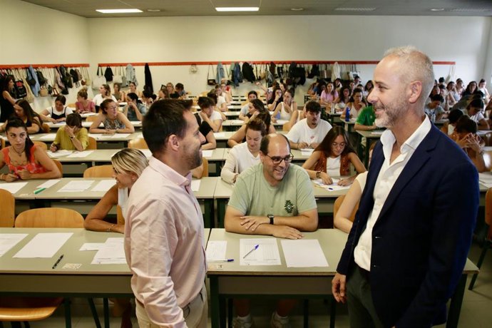 El consejero de Educación, Sergio Silva, asiste a las pruebas de selección de las 6 plazas de Técnico Superior de Educación Infantil.