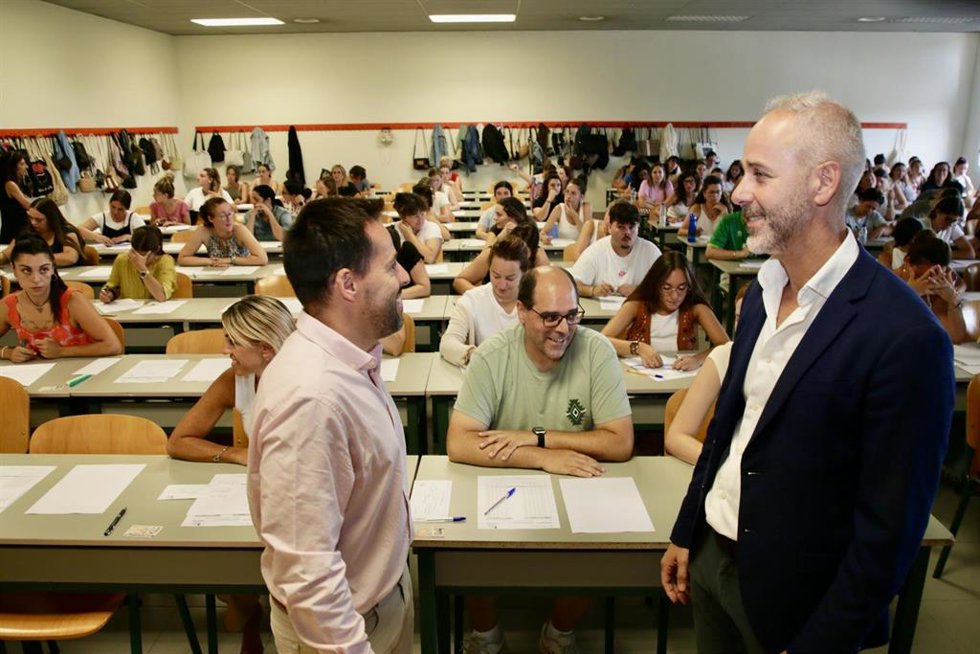El consejero de Educación, Sergio Silva, asiste a las pruebas de selección de las 6 plazas de Técnico Superior de Educación Infantil.