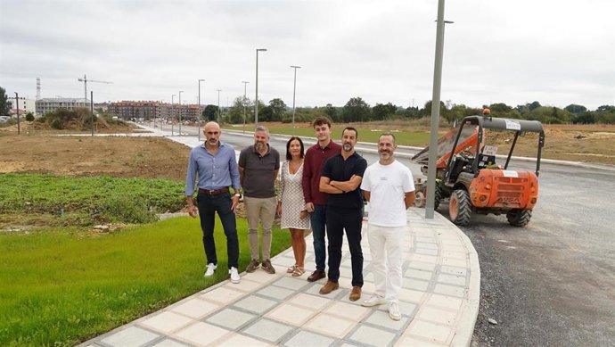 El alcalde de Siero, Ángel García, y la concejala de Políticas Sociales y Atención a las Personas, María José Fernández, durante su visita este sábado a las obras.