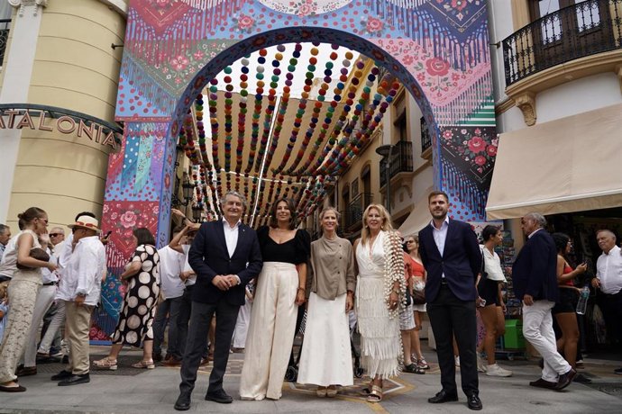 El vicepresidente primero y consejero de Presidencia, Sanidad y Emergencias, Antonio Sanz, y la vicepresidenta tercera y consejera de Economía, Hacienda y Fondos Europeos, Carolina España, visitan Ronda (Málaga) con motivo de la tradicional corrida Goyesc