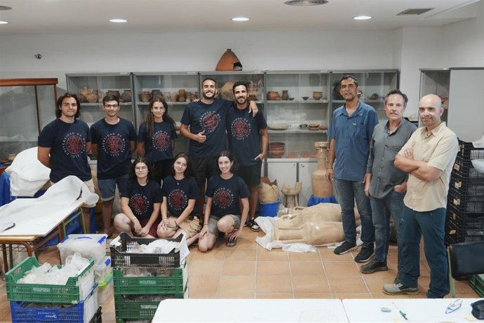 Los vicerrectores de Investigación y de Comunicación y Divulgación Científica visitan las excavaciones del yacimiento albaceteño, donde también ha quedado al descubierto una monumental escalinata romana