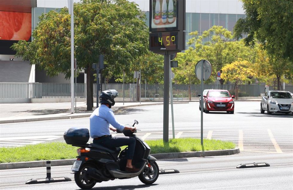 Jornada de intenso calor en Sevilla. A 03 de septiembre de 2026, en Sevilla (Andalucía, España). El mes de agosto en Andalucía se despide con un aumento de las temperaturas, de manera que sitúa el comienzo de septiembre por encima de los 40 grados en el V