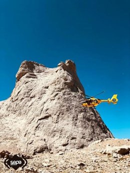 Archivo - Helicóptero  del SEPA frente al Picu Urriellu