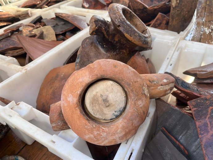 El Museo Arqueológico de Eivissa y Formentera acoge 26 ánforas recuperadas por un barco en el sur de las Pitiusas