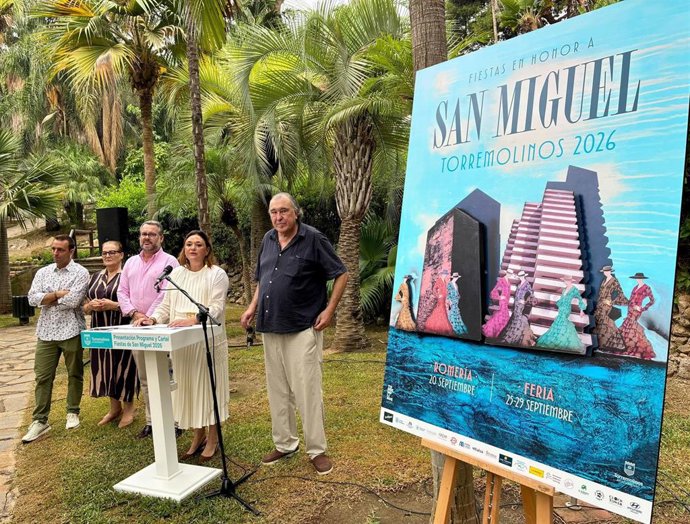 La alcaldesa de Torremolinos en la presentación del cartel y programa de la Feria de San Miguel.