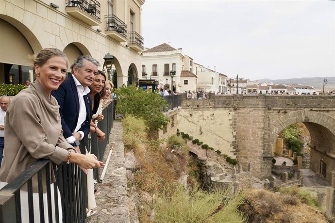 La presidenta del Parlamento de Andalucía, Ana Mestre, el consejero de Presidencia, Sanidad y Emergencias, Antonio Sanz, y la consejera de Economía, Hacienda y Fondos Europeos, Carolina España, Ronda con motivo de la corrida Goyesca. 