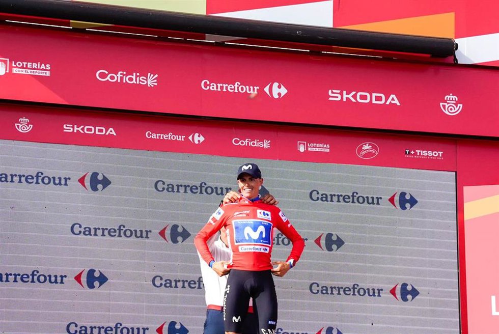 Enric Mas, con el maillot rojo de líder de La Vuelta a España 2026.