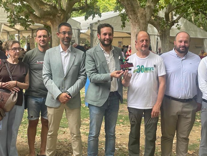 Acto de inauguración de la Feria del Coleccionismo Popular y General Replega de Monzón, con el alcalde de la localidad y presidente de la DPH, Isaac Claver en el centro.