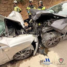 Cuatro heridos en una colisión frontal de dos vehículos en Casares (Málaga).