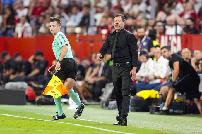 Diego Pablo Simeone, técnico do Atlético de Madri, observa durante a partida de futebol da liga espanhola, LaLiga EA Sports, disputada entre o Sevilla FC e o Atlético de Madri no estádio Ramón Sánchez-Pizjuán, em 29 de agosto de 2026, em Sevilha, Espanha.