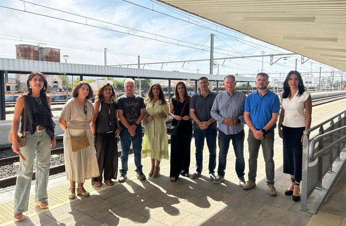Imagen de miembros del PP de Jaén en la concentración de este sábado en la estación de Linares-Baeza.