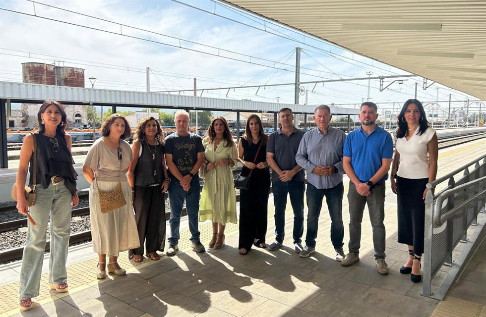 Imagen de miembros del PP de Jaén en la concentración de este sábado en la estación de Linares-Baeza.