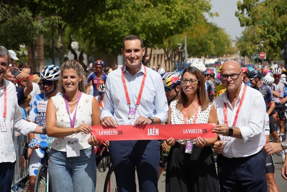 El presidente de la Diputación de Jaén, Juan Latorre, en el corte de cinta de la salida de la Vuelta 2026.
