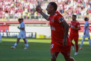 Futbol, Nublense vs Boston River Copa Libertadores 2025. El jugador de Nublense Martin Rodriguez, centro, celebra con sus companeros su gol contra Boston River durante el partido de Copa Libertadores disputado en el estadio Nelson Oyarzun de Chillan,