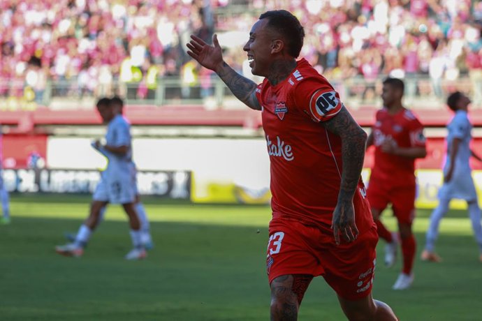 Futbol, Nublense vs Boston River Copa Libertadores 2025. El jugador de Nublense Martin Rodriguez, centro, celebra con sus companeros su gol contra Boston River durante el partido de Copa Libertadores disputado en el estadio Nelson Oyarzun de Chillan,