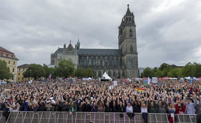 5 de setembro de 2026, Saxônia-Anhalt, Magdeburgo: Manifestantes se reúnem na Domplatz durante um festival pela democracia organizado pela coalizão “Saxônia-Anhalt. Aberta ao Mundo”. Foto: Jan Woitas/dpa